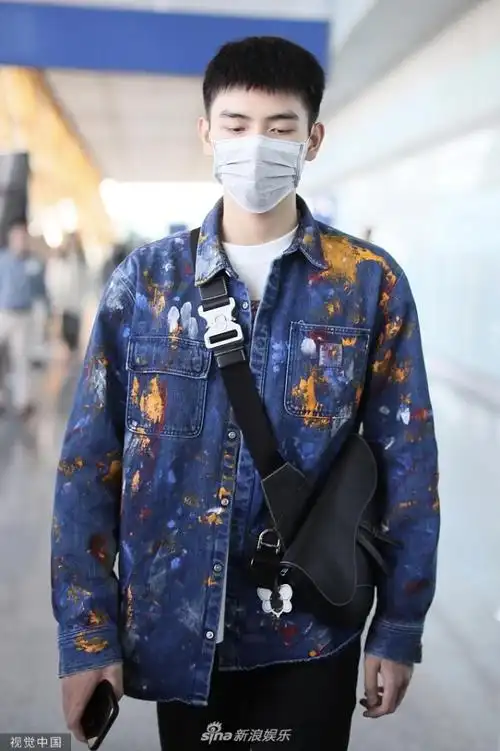 陈飞宇穿涂鸦牛仔衣青春帅气 大长腿走路男模范儿