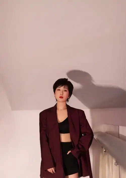 马苏短发精致干练写真图片