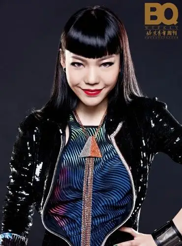 照片中显示地铁门上赫然趴着吴莫愁的大头像,黑色的背景上吴莫愁画着