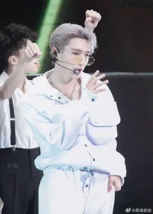 张艺兴秋季银发#为什么他能每个浅色头发都那么帅啊