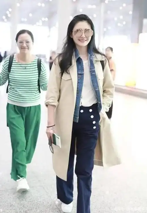 汪小菲夫妇又分居,晒旧照睹物思人,大s穿黄卫衣双腿笔直太青涩