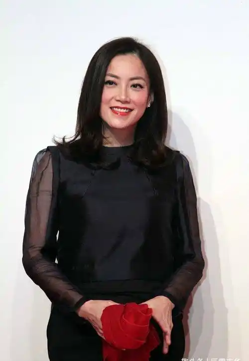 金牌经纪人"霍汶希"美得真气质,穿彩色雪纺衬衫,看上去好年轻_女性