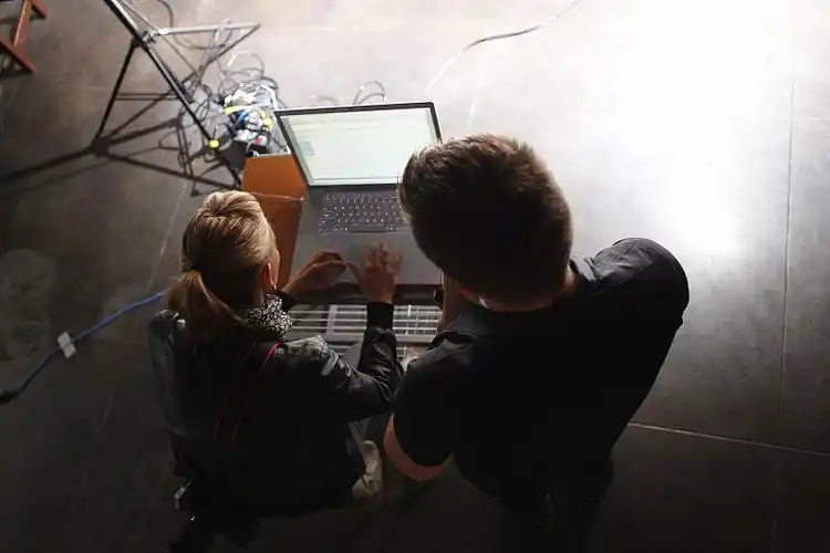 在电影片场使用笔记本电脑工作的人们图片下载