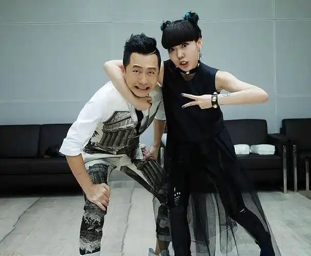 尽管吴莫愁备受批评,却有一位导师对她十分认可,提供了最大的支持,那