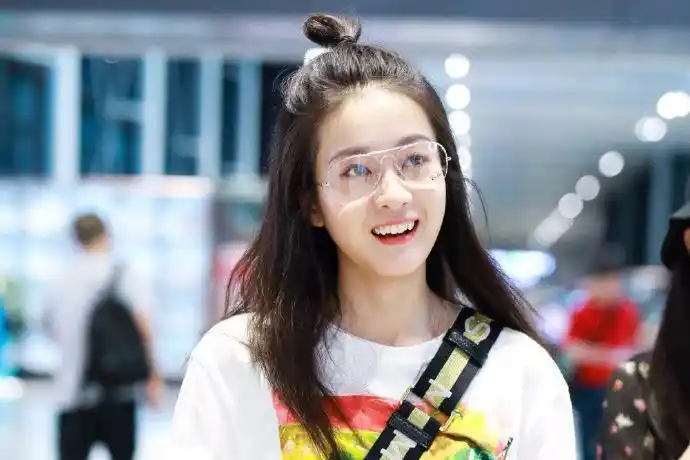 张雪迎穿白色t恤搭配蓝色牛仔裤现身机场,扎半丸子头甜美可爱!