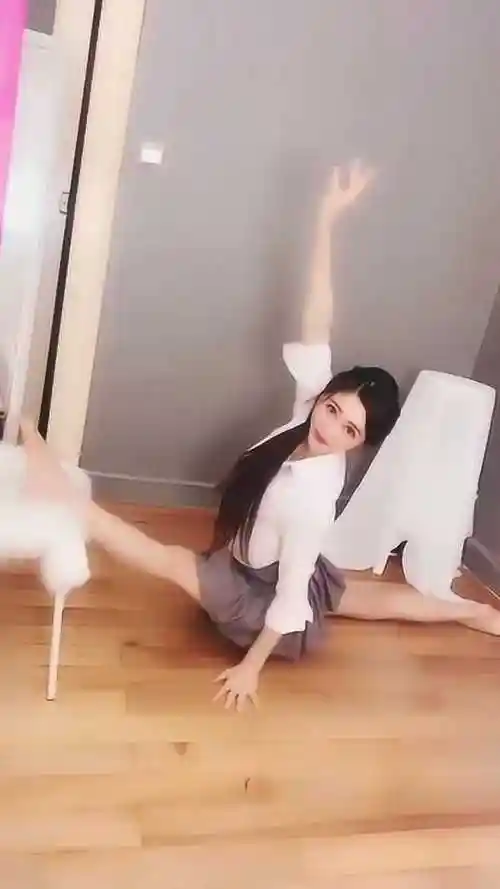 穿着短裙秀一字马美女真是有才华