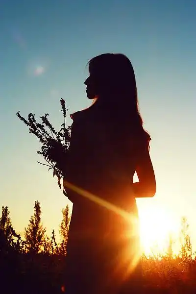 海边夕阳下的忧伤女生背影图片 _ 图片网