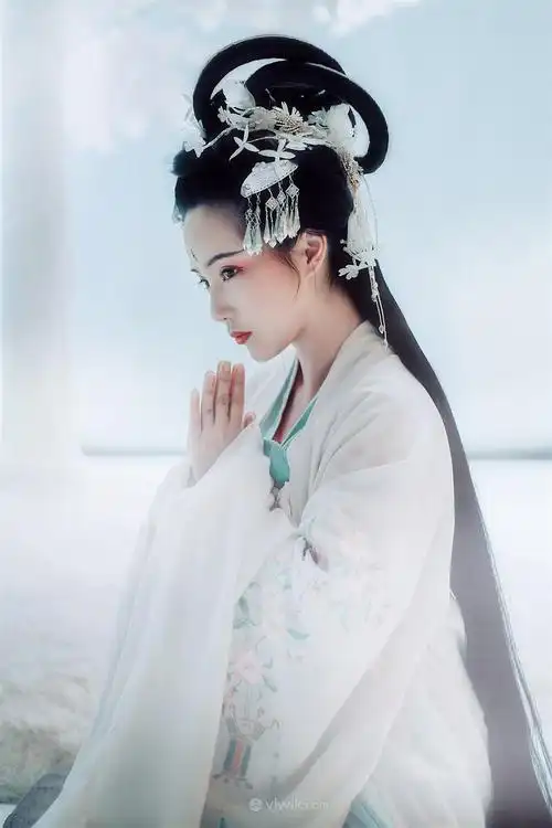 合掌祈祷的古装美女图片