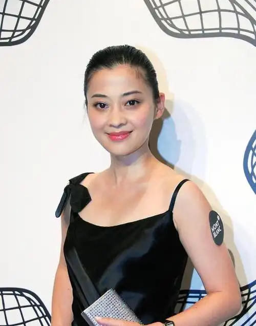 梅婷真是越老越会打扮一袭黑色吊带连衣裙成熟精致减龄又大气