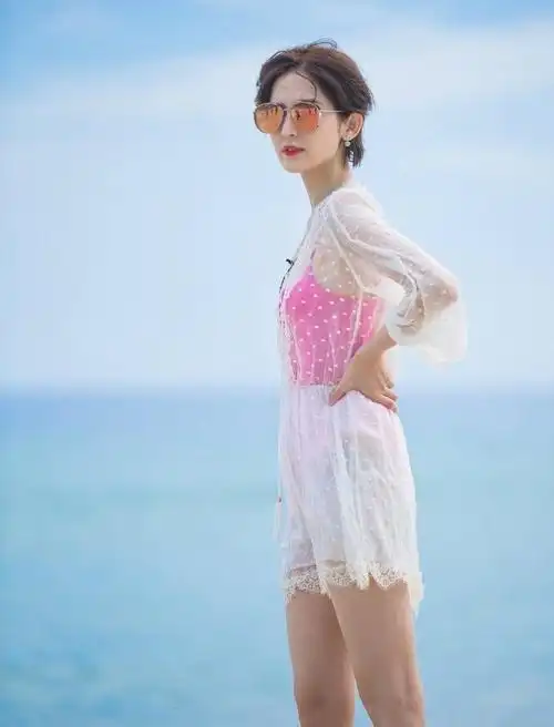 古力娜扎泳衣戏水,看了后背暴露内心真实想法,原来这么"闷骚"