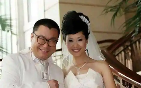 都听过,他就是《纤夫的爱》原唱之一,与他一起合作的女歌手就是于文华