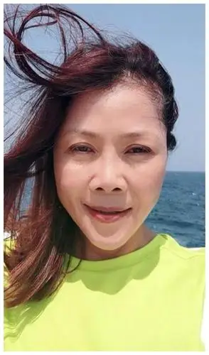 54岁的田震,绿t恤搭白短裤放飞自我,状态好很有活力