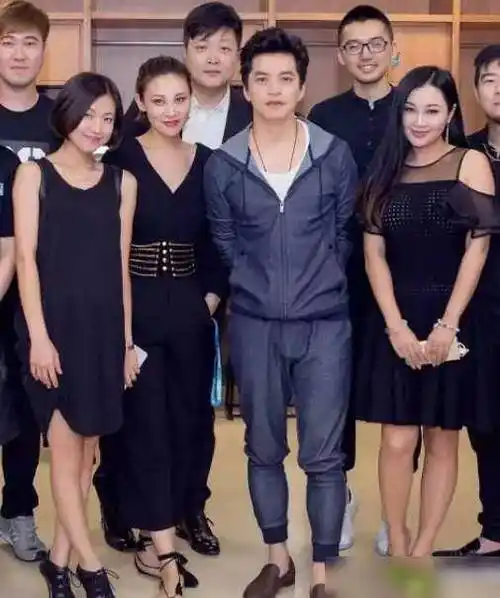 李健为何结婚多年都不晒老婆?看两人的合影,网友:这颜值谁敢晒