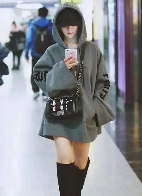 杨紫穿衣终于开窍卫衣下搭高筒靴身材逆天谁敢说她腿短