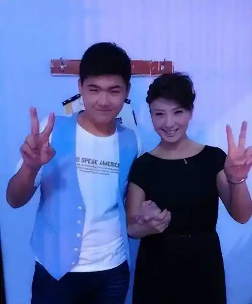 2012年,闫学晶和马明东牵手步入婚姻的殿堂.