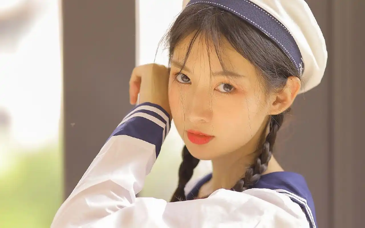 清新美女性感制服写真桌面壁纸
