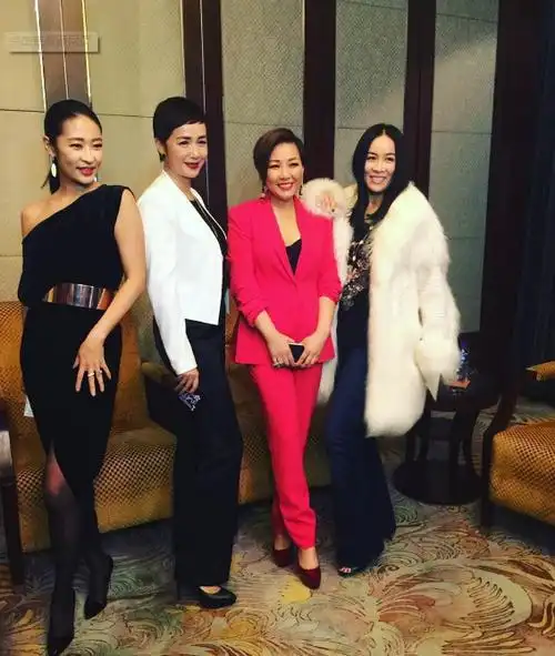 打扮朴素忙前忙后,在国外仍自觉戴口罩|那英|梁静|女儿_新浪新闻