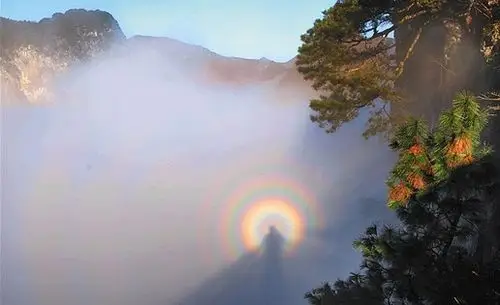 视频广西天坑现七彩佛光奇观持续4个小时