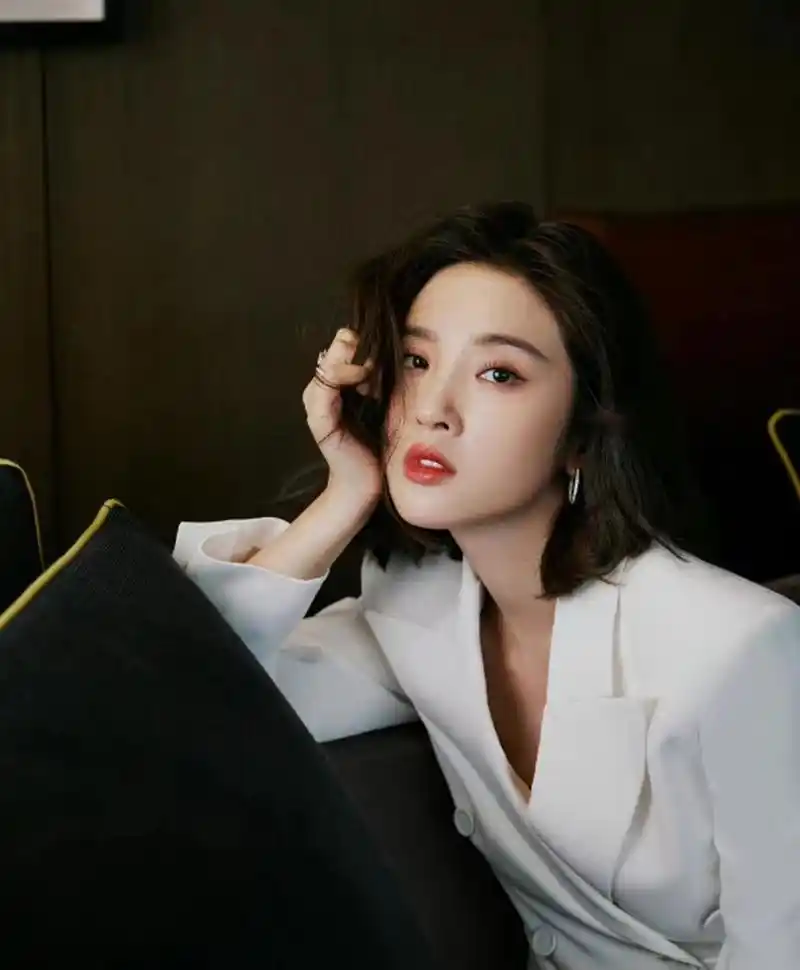 唐艺昕晒直播花絮,穿白色西服套装,精致优雅又高级