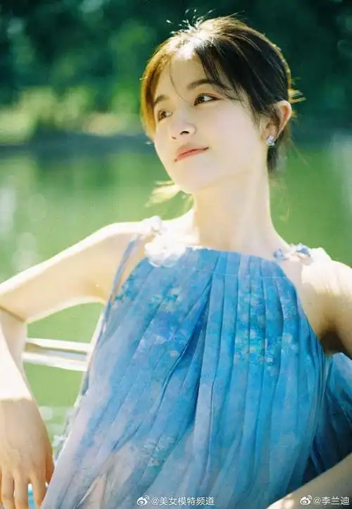 李兰迪着蓝色吊带裙清爽宜人眼神深邃宛若画中仙