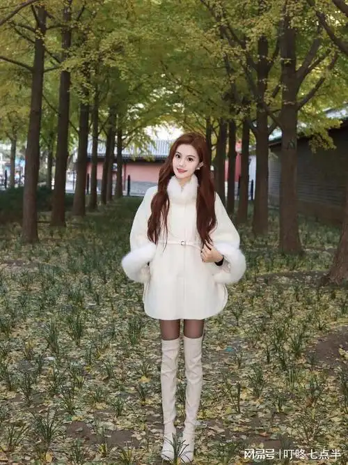 轻熟女穿白色长筒靴配黑丝袜,迷人又优雅!