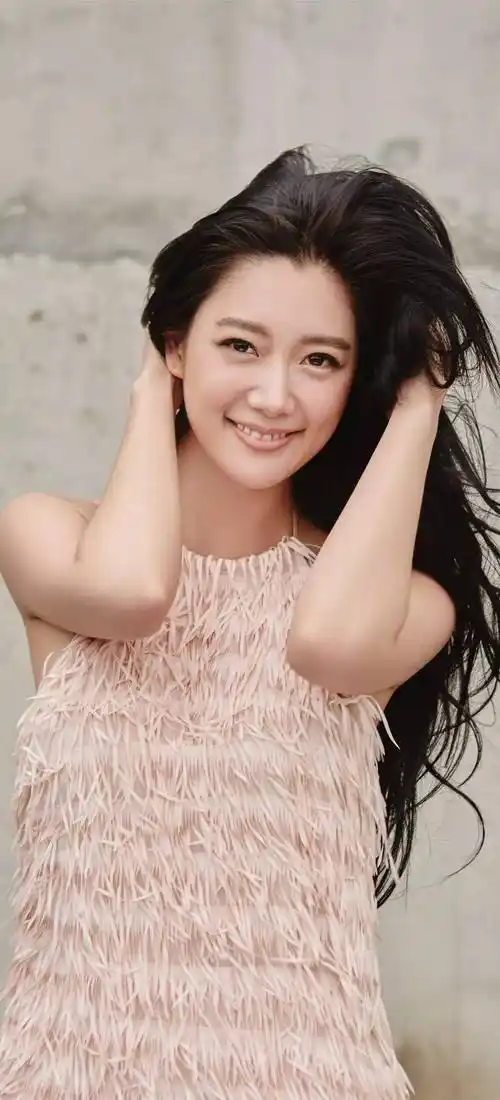 时尚女神克拉拉高清壁纸写真,千娇百媚,姿容绝代_身材