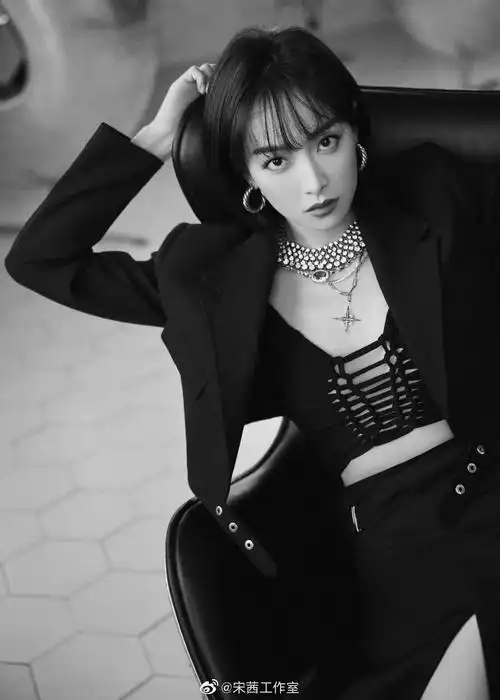 原创宋茜穿着镂空吊带背心太美艳!大秀魔鬼身材性感迷人