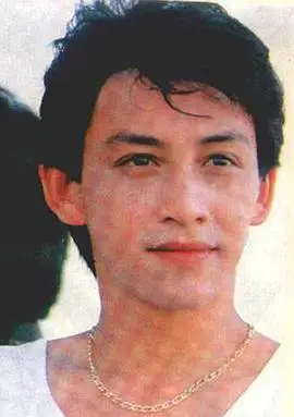 香港艺人吴启华的哥哥.