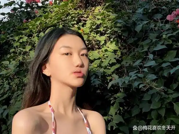 17岁李嫣艺术照引争议!脸大脖粗似女装大佬,嘴唇疤痕依旧明显!