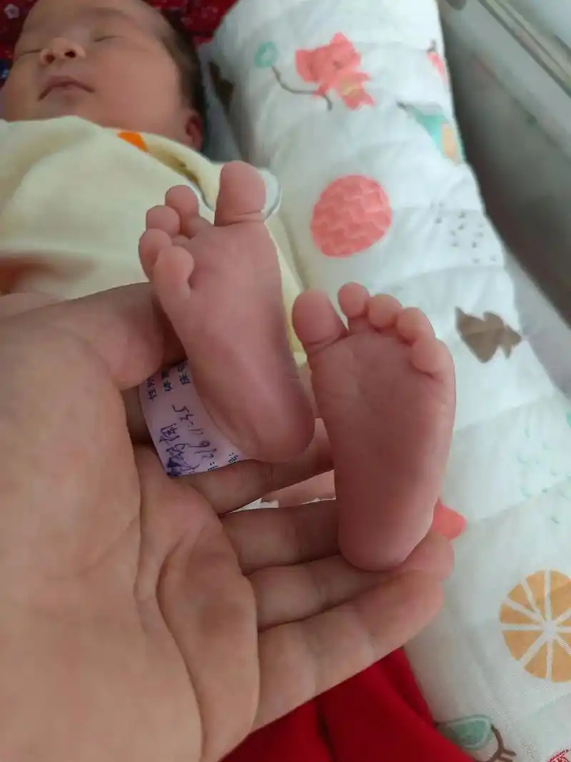不停长大的小脚丫,妈妈翻到之前的照片,心头一酸,这就是陪我成 - 抖音