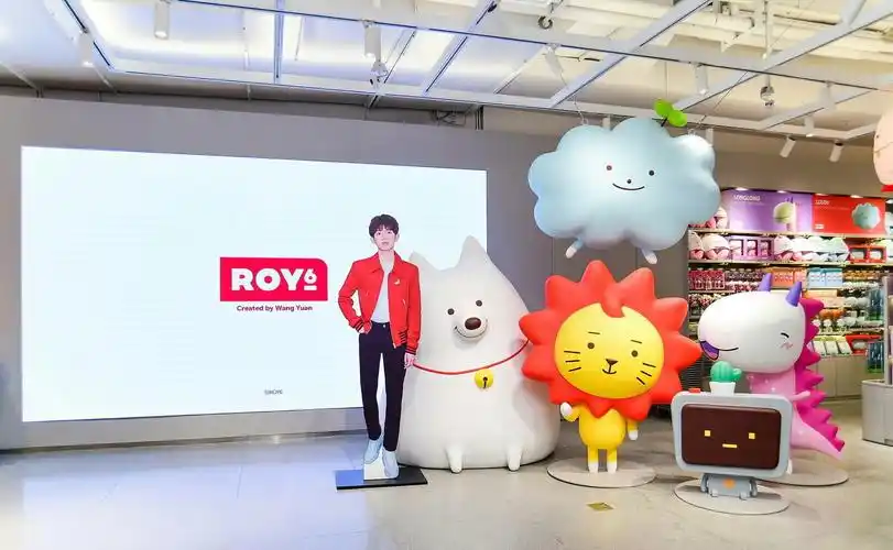 王源设计的roy6开售店门口排起超长队伍,网友:还是靠"拼爹"