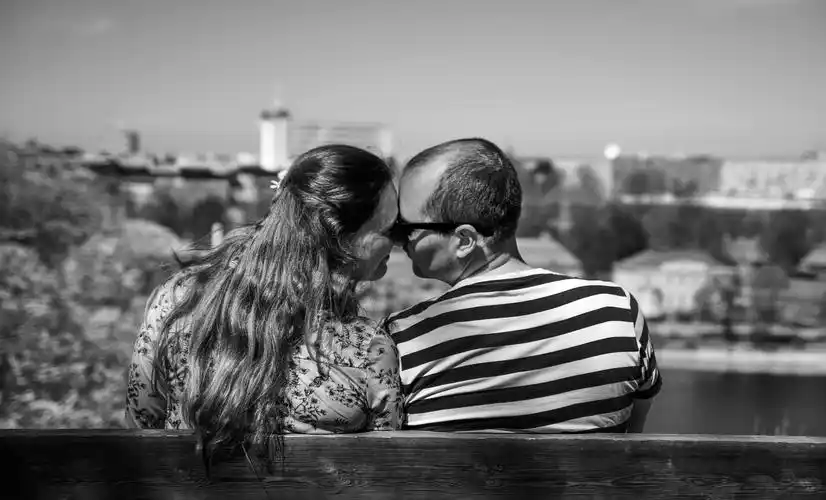 男人和女人的灰度照片