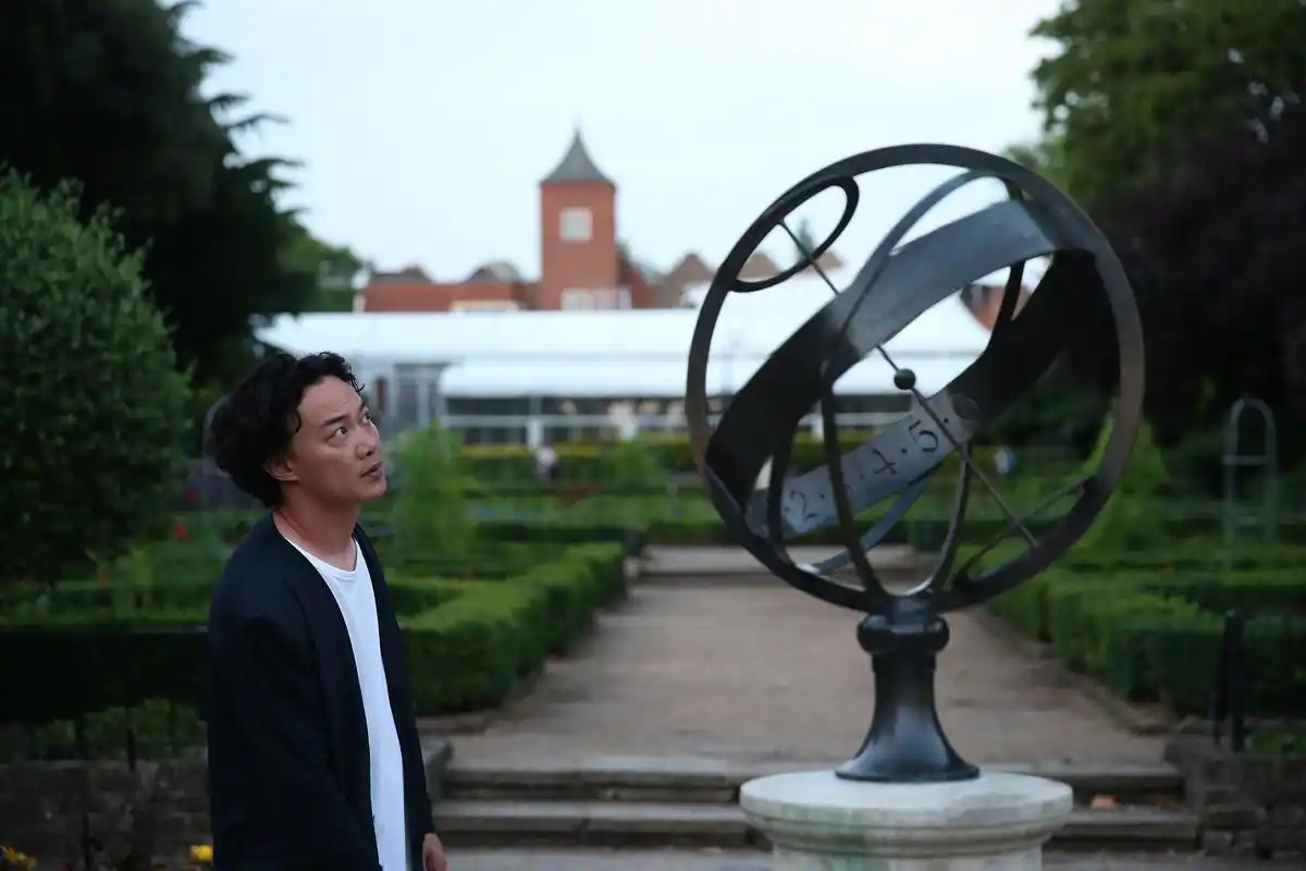 陈奕迅为拍mv远赴伦敦 与"月亮"对戏