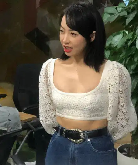 宋茜离开p图身材大打折扣穿露脐衫赘肉藏不住自信还是自欺