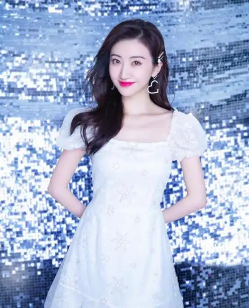 31岁的景甜太惊艳身穿白色初恋连衣裙清纯俏皮美得精致优雅