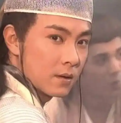 别看现在的张卫健是个光头,年轻时他可是个小鲜肉