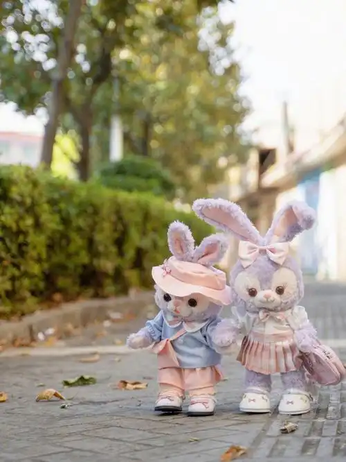 星黛露和闺蜜一起放学回家