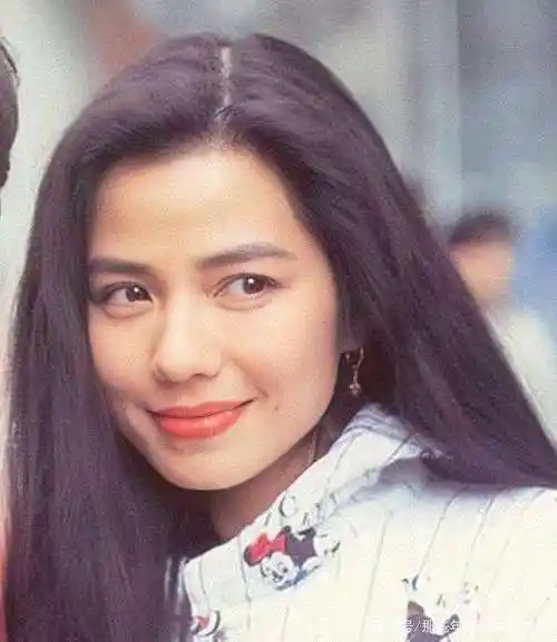 成为明星,最美港姐:钟楚红是香港的港姐,是大家公认的女神,但这位女神