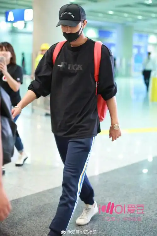 黄子韬深夜现身北京机场 将助力《潮音战纪》表演歌曲