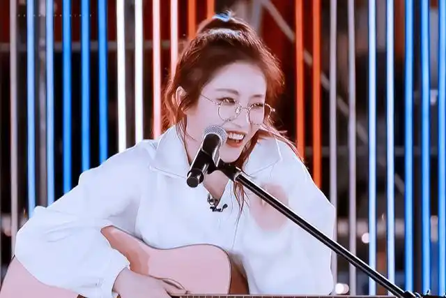 喻言梯形笑表情包图片合集,这世上真有人靠一个笑容就能惹人怜爱