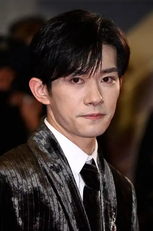 易烊千玺心真大,生图不p一下就放出来,真实颜值一目了然