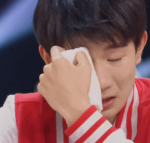 伤心 抽泣 擦眼泪 王源 王牌对王牌 综艺 表情包