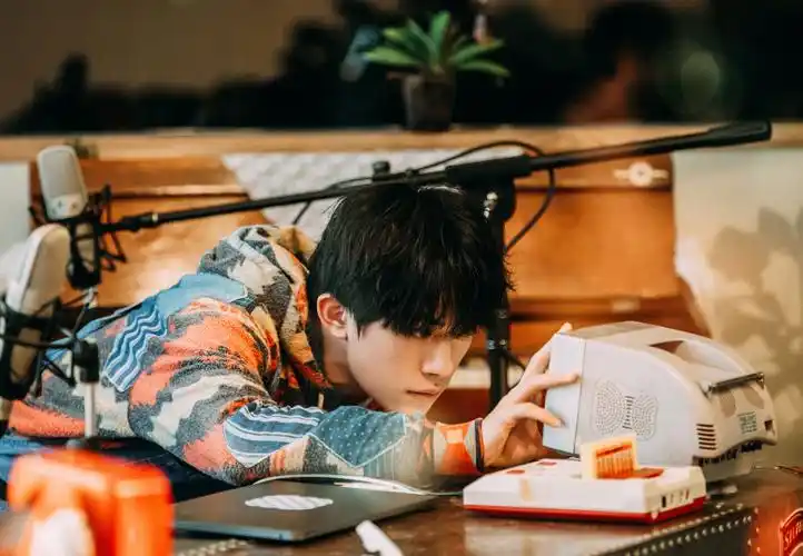 《朋友请听好》易烊千玺复古背带裤青春怀旧搭黑色皮带细腰瞩目