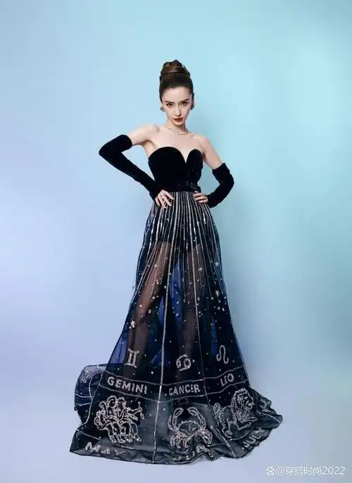 杨颖墨色抹胸礼服亮相,赫本仿妆再秀精致五官,纱裙才是亮点