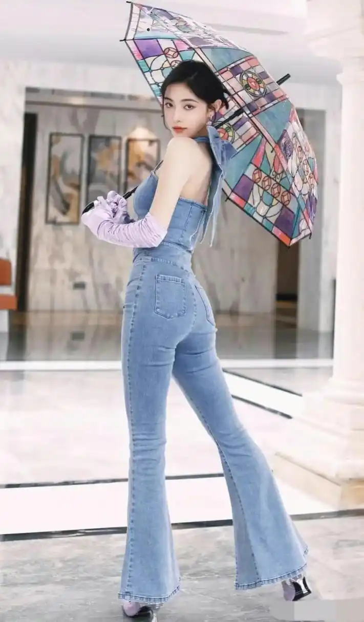 许佳琪紧身牛仔裤,曲线玲珑,俏丽多姿#明星生图大赏