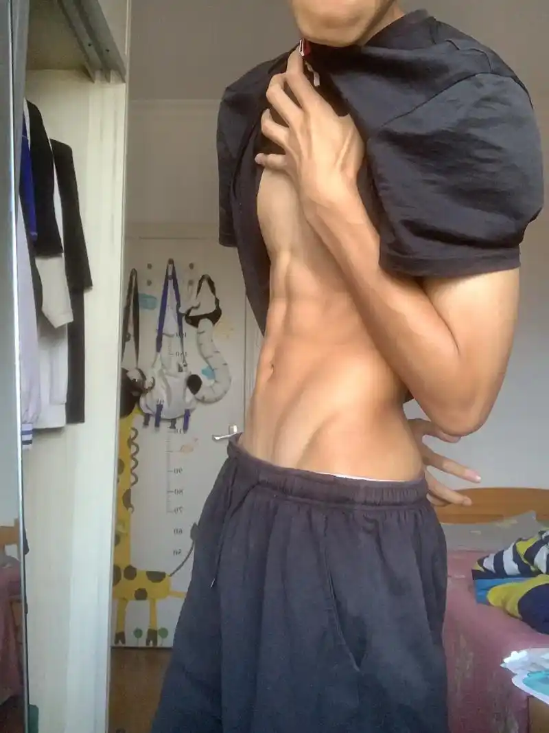 芝士法棍一口吃不下.#腹肌 #禁欲系 #薄肌男孩 #反差 # - 抖音