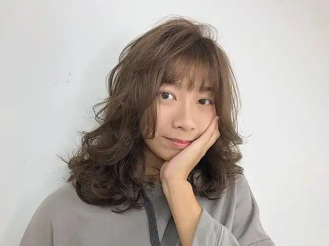 懒人烫中长发烫发温柔优雅要换造型的女生就可以试一试