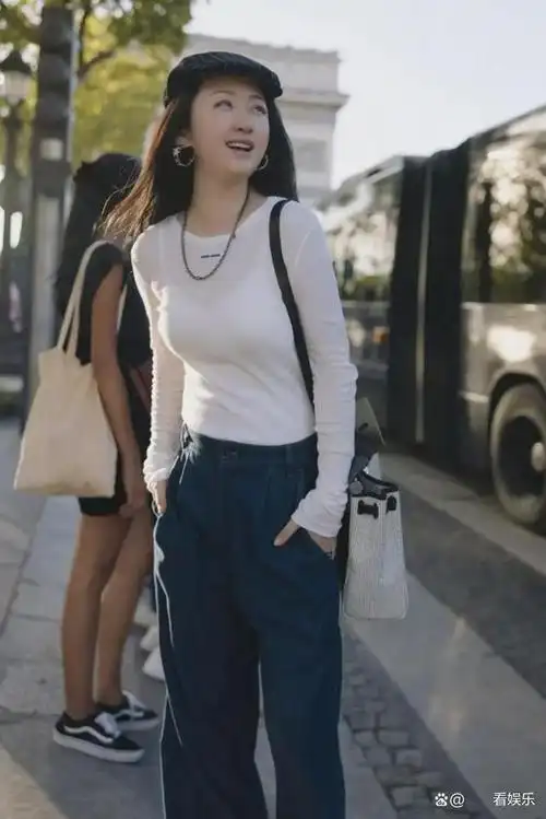 最近,52岁的女歌手杨钰莹在社交媒体上晒出了自己的旅游照片,一经发布