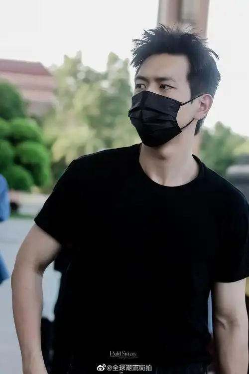 李现最新机场私服更新短袖黑t搭配直筒牛仔裤