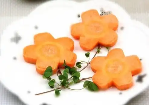 胡萝卜摇身一变成花朵怎样将胡萝卜切成胡萝卜花